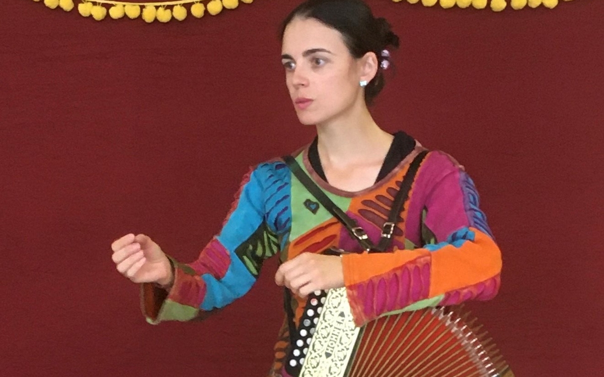Photo couleur de Marie-Aline Pouteau avec son accordéon