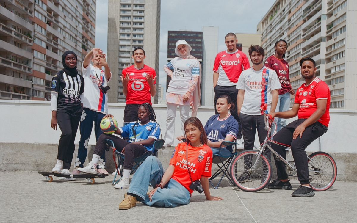 Groupes de jeunes pris en photo après le sport