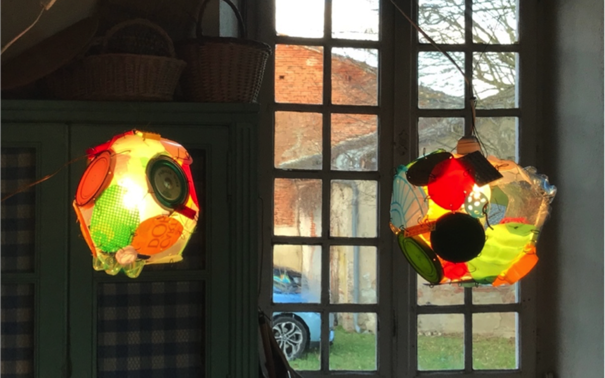 Luminaire réalisé à partir de déchets du quotidien