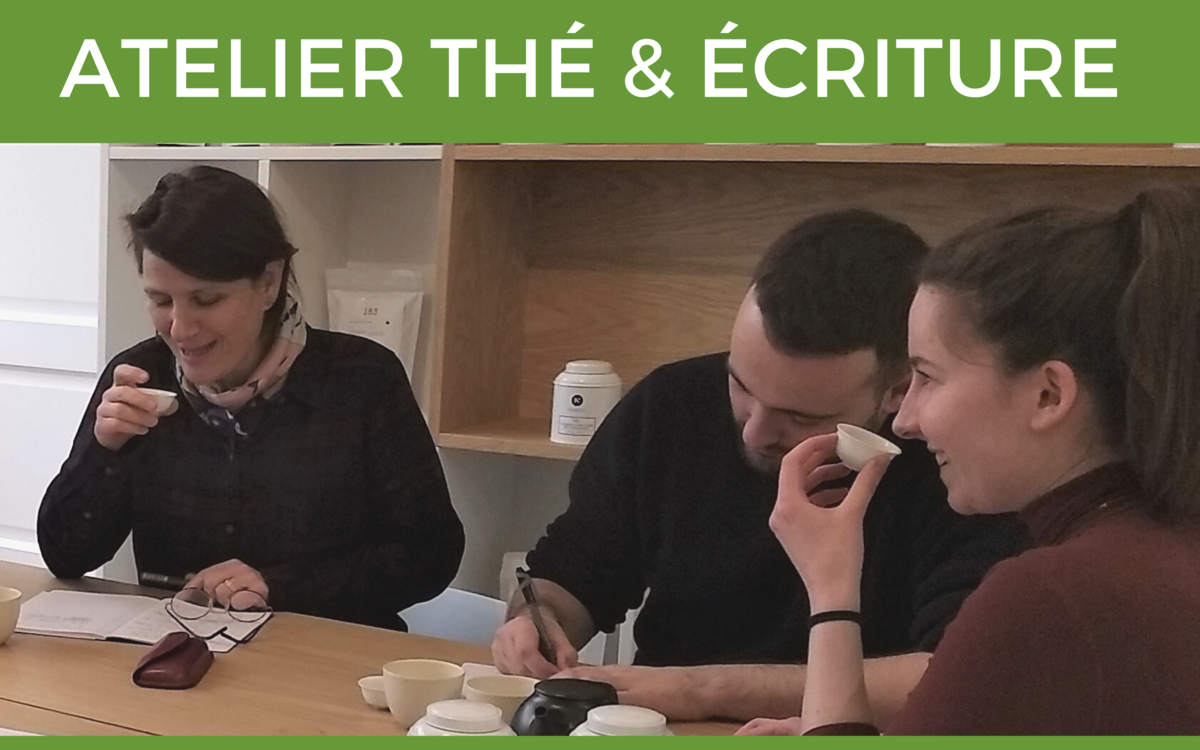 Photo de l'atelier thé & écriture, des personnes découvrent le thé et d'autres écrivent.