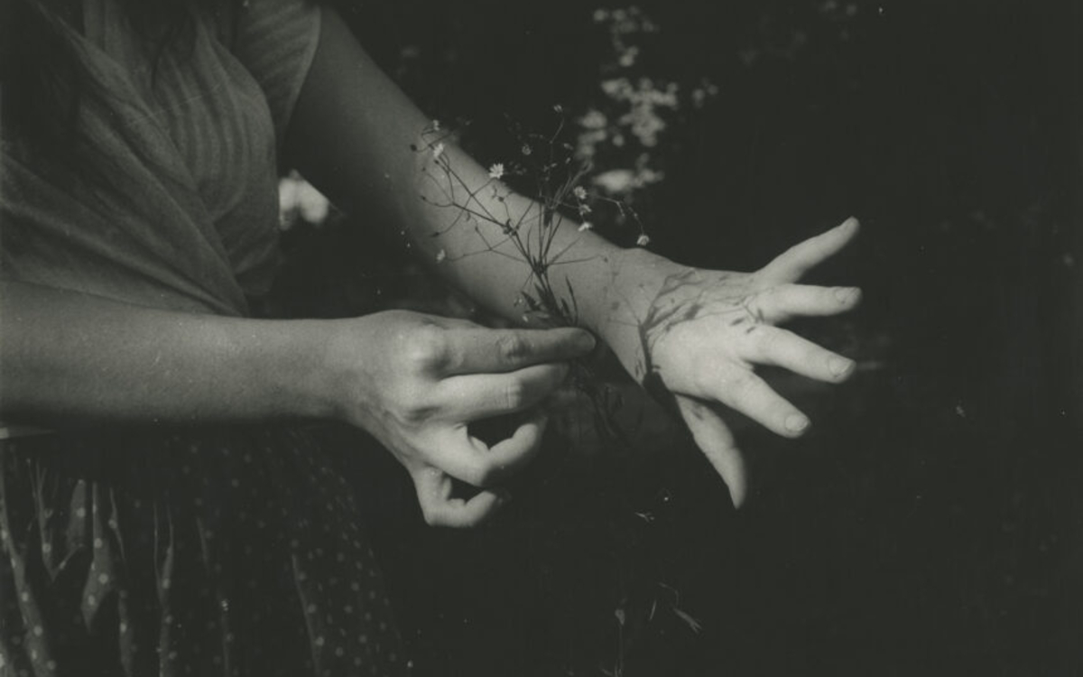 Édouard Boubat, Les mains de Lella, France, 1948. Tirage argentique de 1965.