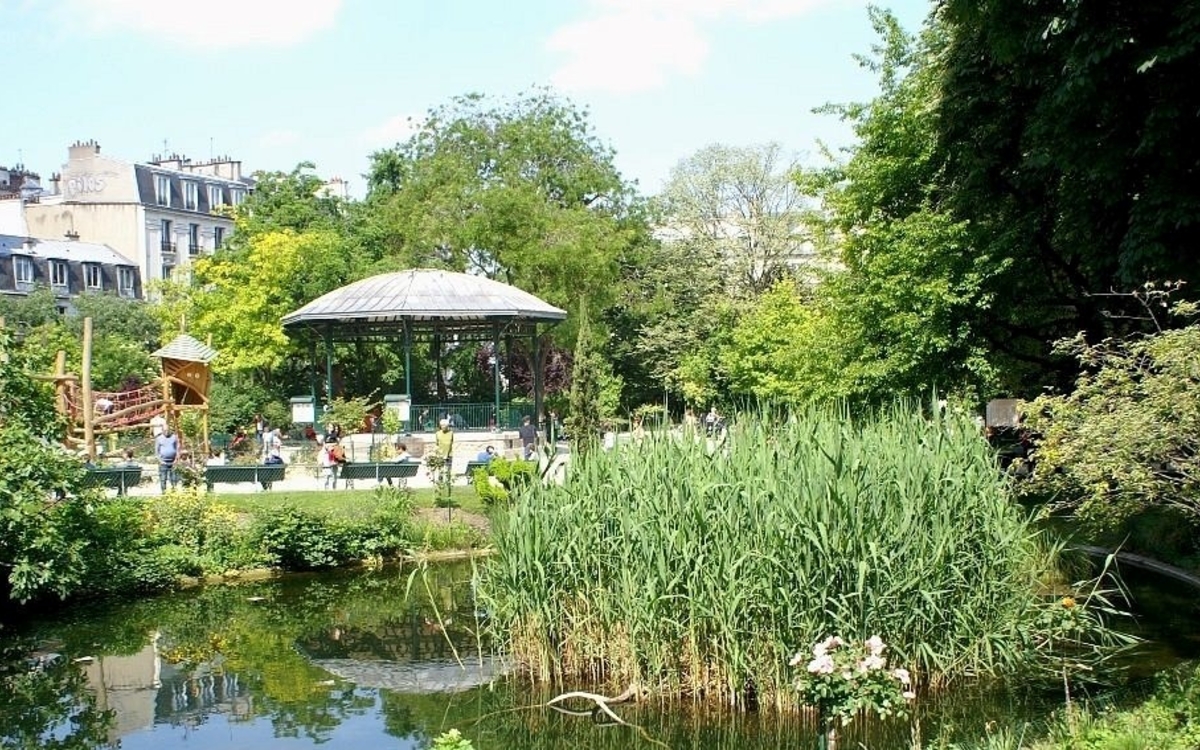 Vue du square du temple avec le Kiosque en arrière-plan