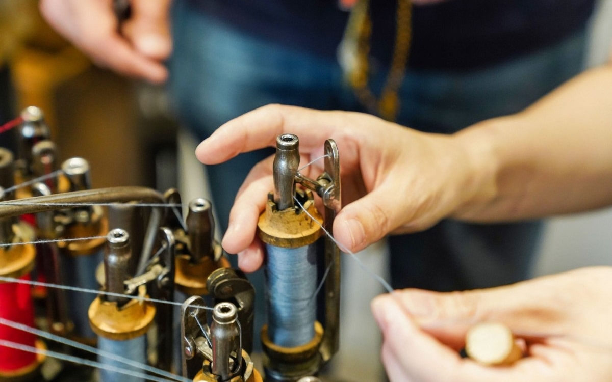 Enfilage du fil sur métier à tresser en bois de 1830 par l'Atelier de tressage (Paris 3ème)