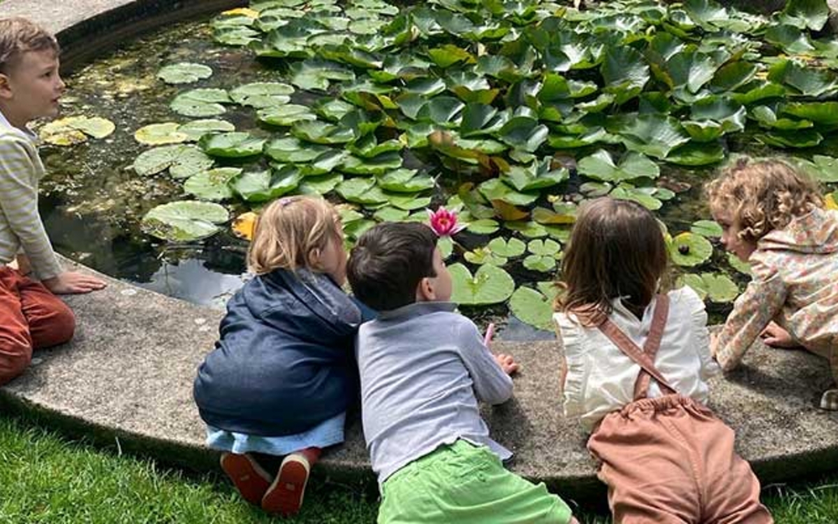 Enfant autour du bassin des Jardins Renoir