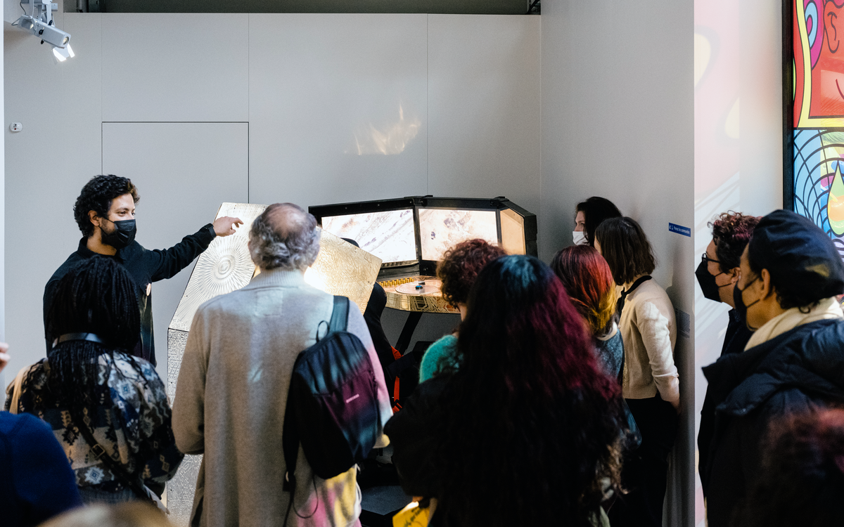 Mounir Ayache artiste de l'exposition, lors d'une visite guidée