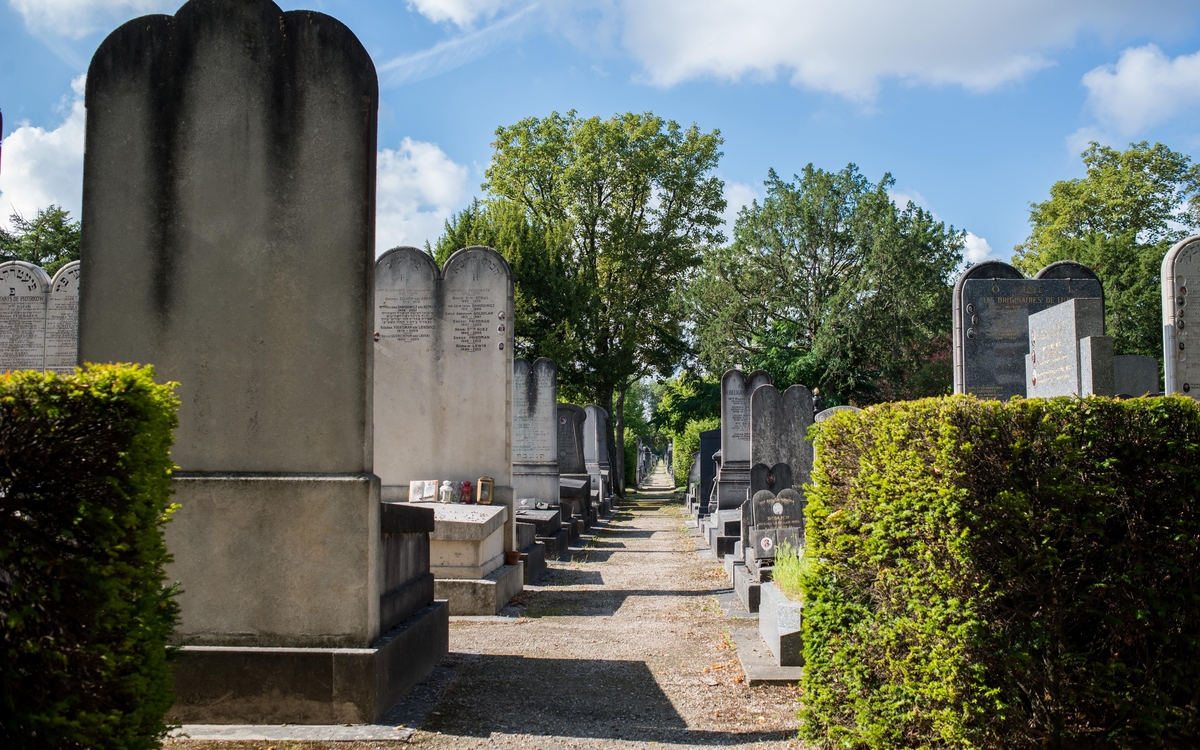 Vue sur des tombes monumentales