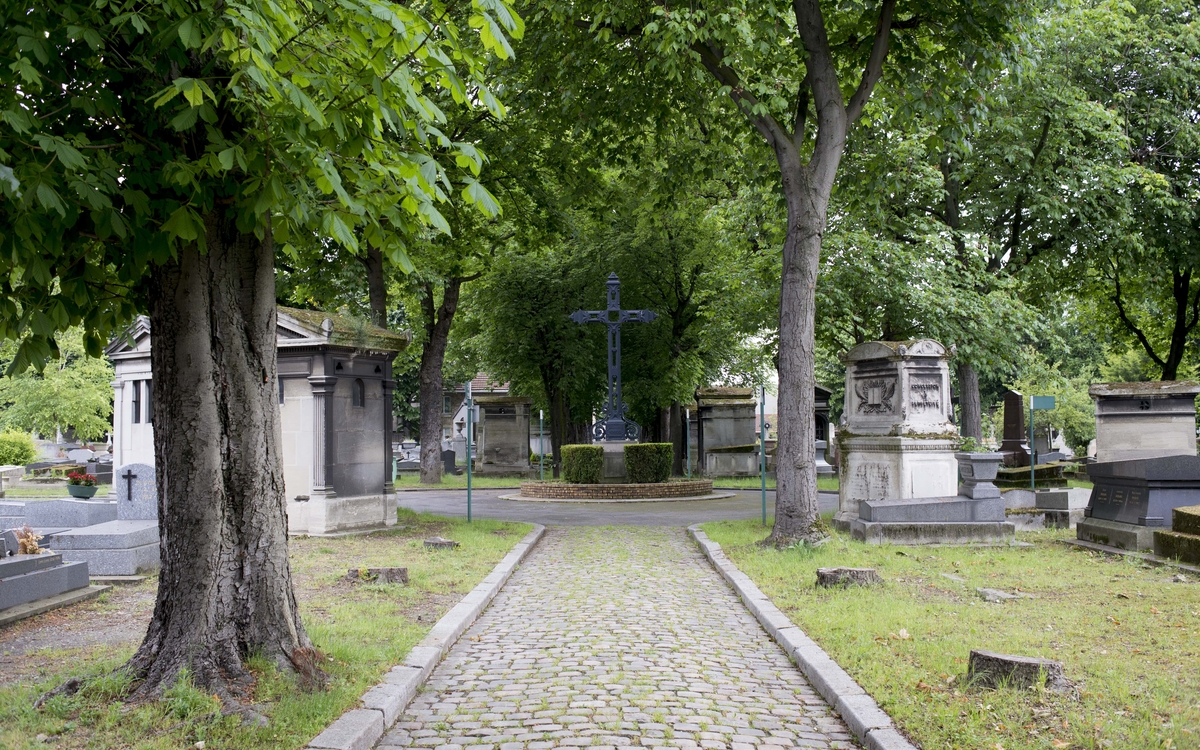 Allée du cimetière et croix latine