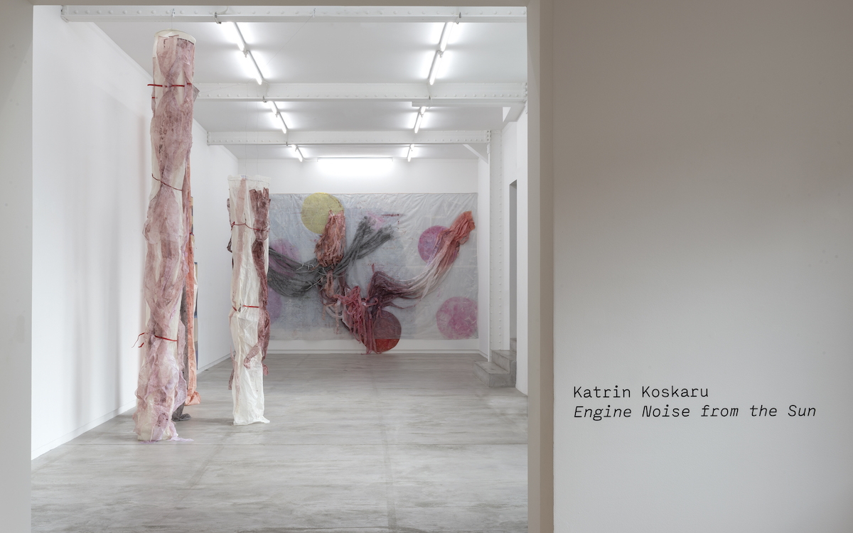 Vue de l'exposition "Engine Noise From The Sun" de Katrin Koskaru