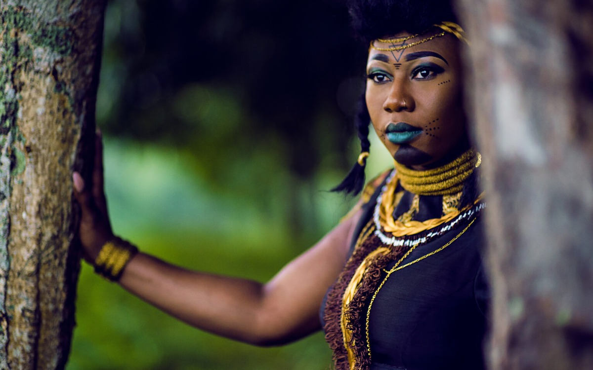 Portrait de la chanteuse Djely Tapa