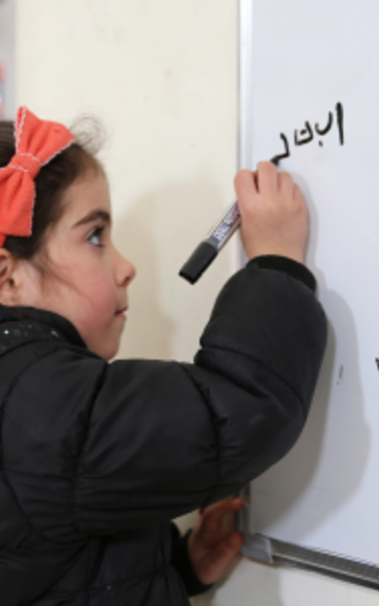 Marwa Quttan, 6 ans, apprenant à écrire en arabe. © Marit Hverven-Norad-Flickr