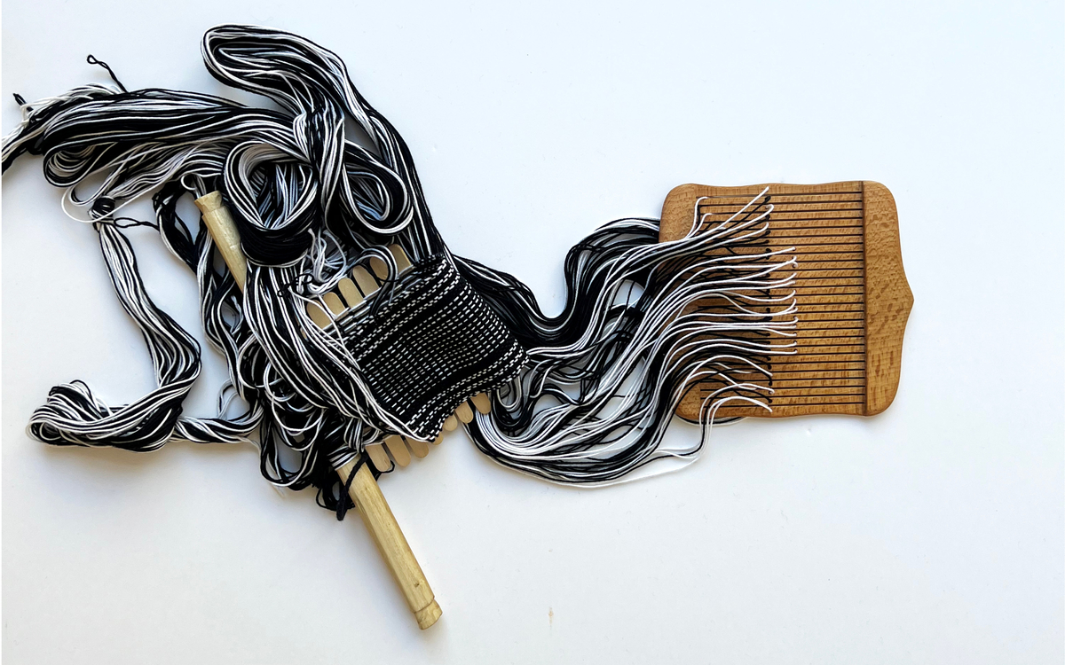 Photoghraphie de l'outil permettant de réaliser le tissage à la ceinture. 