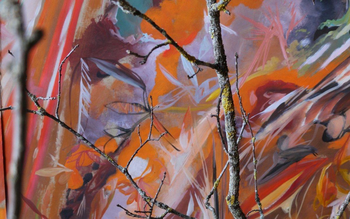 Détail d'une branche sur un fond de peinture.