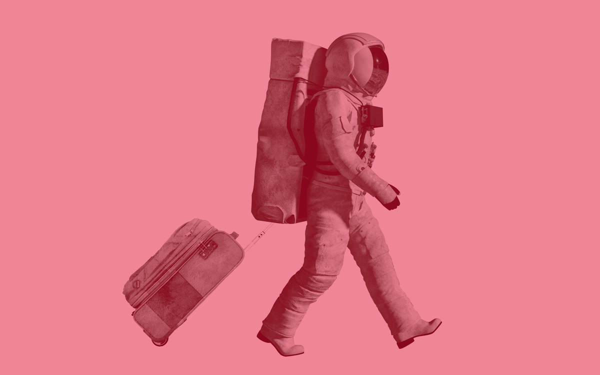 Astronaute en train de tirer une valise à roulettes