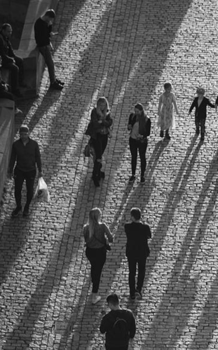 Silhouettes marchant dans la rue 