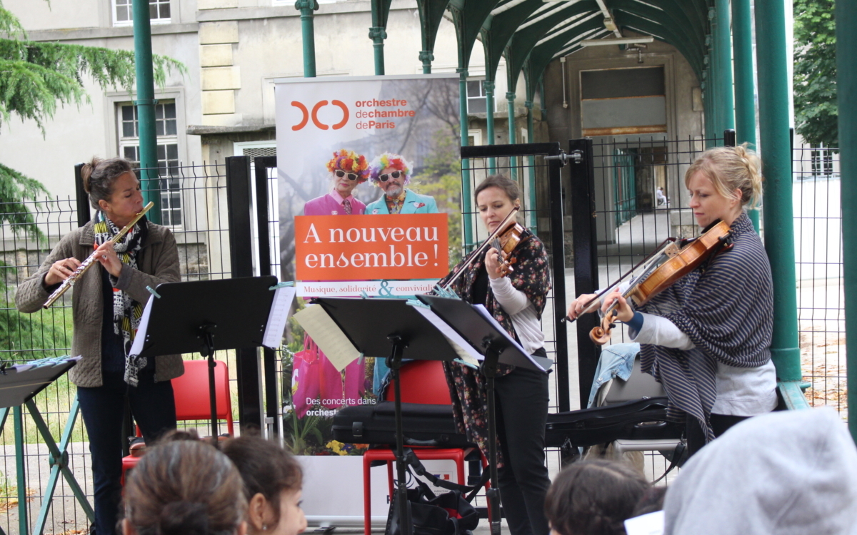 Kiosque en fête avec l'orchestre