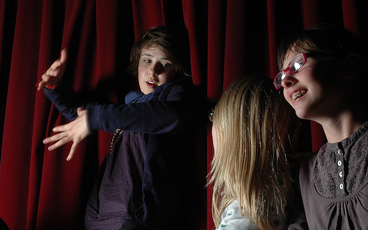 enfants jouant une pièce de théâtre