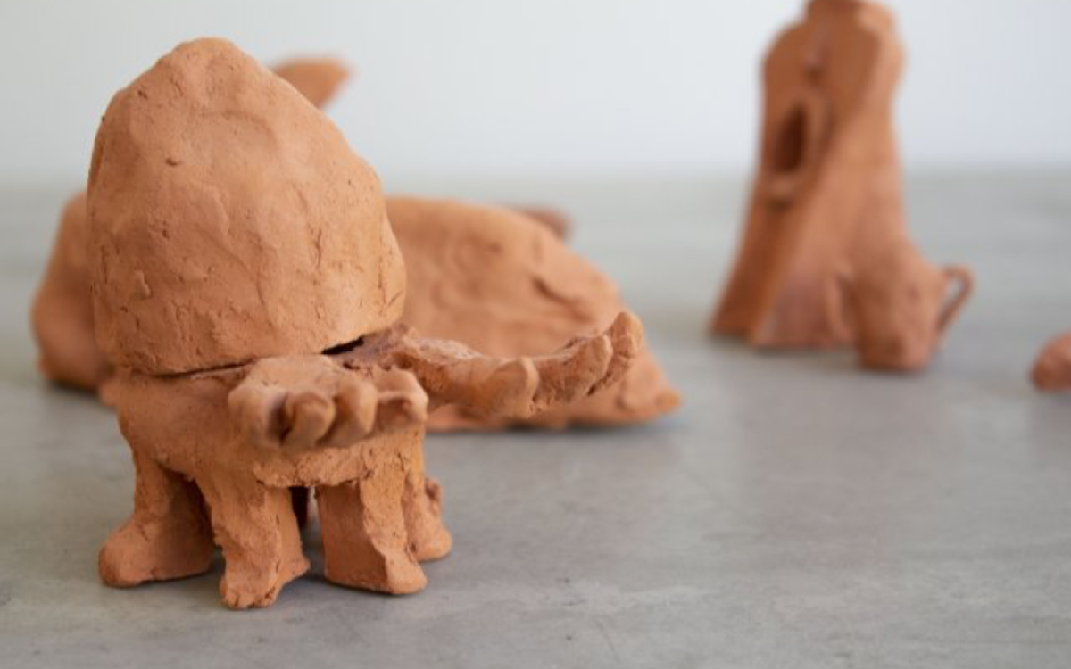 Petites sculptures étranges de terre séchée.