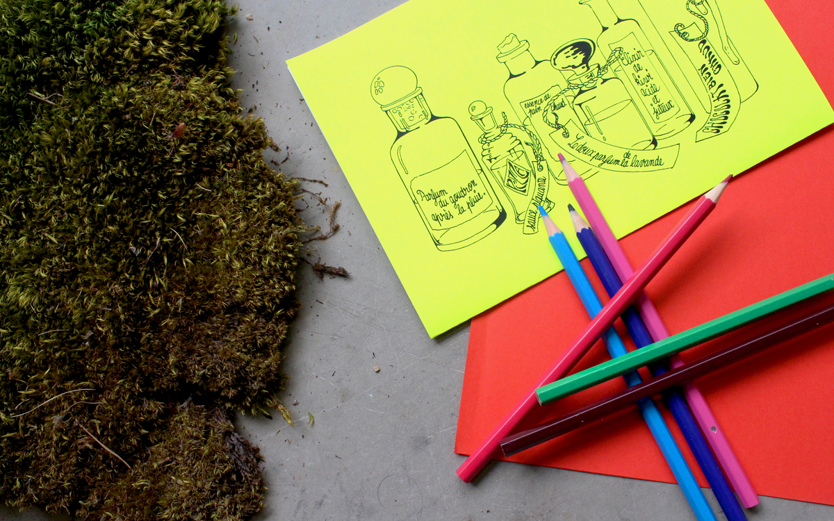 Vue d'un dessin avec des fioles médicinales, des crayons, du papier de couleur et de la mousse