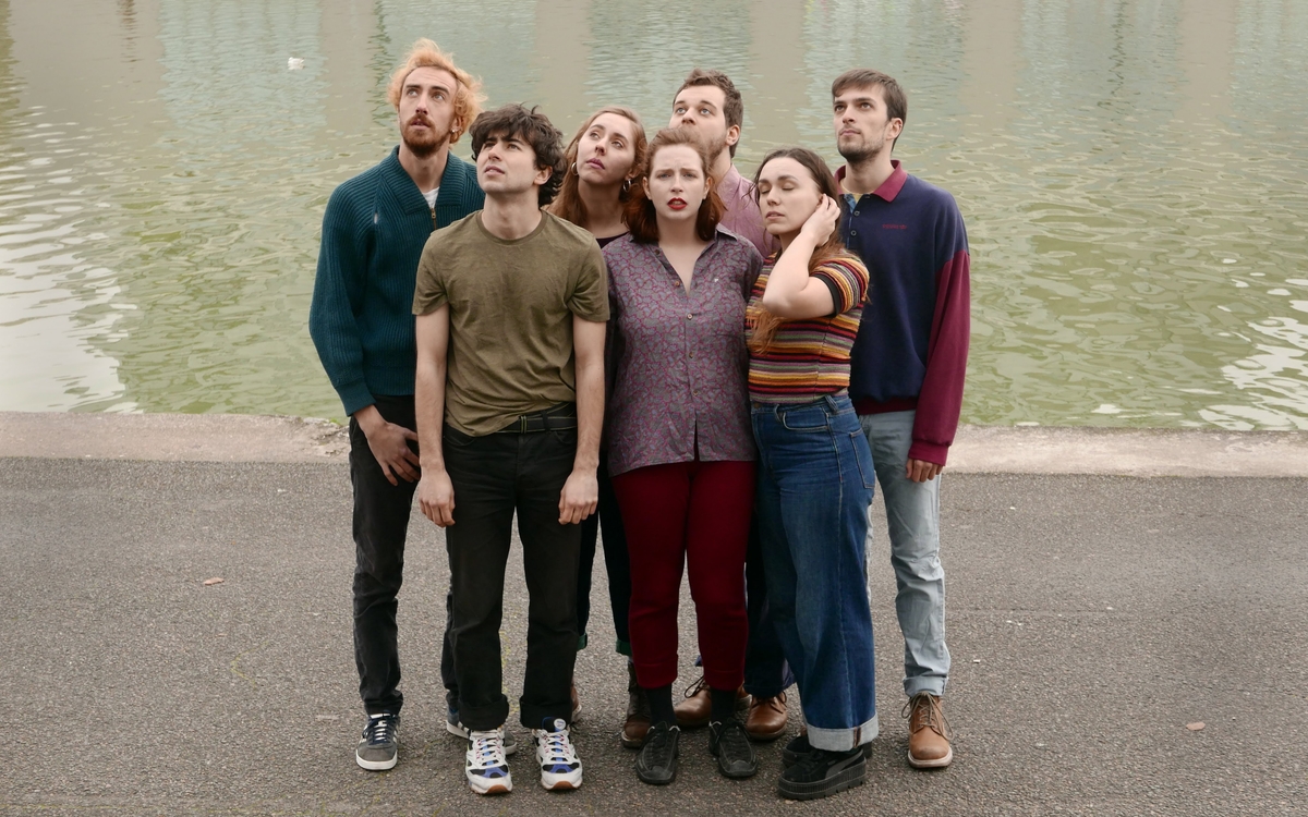 Un groupe de jeune hommes et femmes