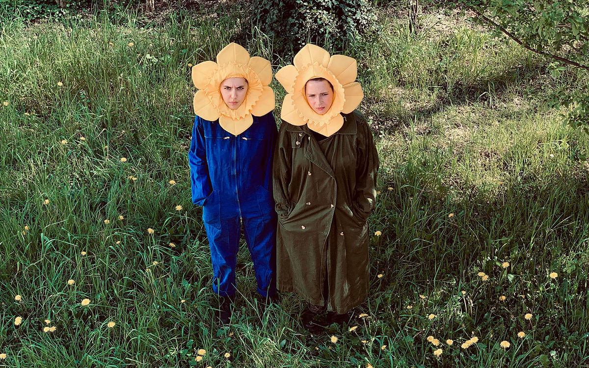 Deux personne déguisées en fleur