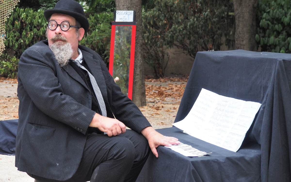 photo d'une des représentations d'Ulysse par la compagnie Gyntiana représentant un personnage jouant au piano