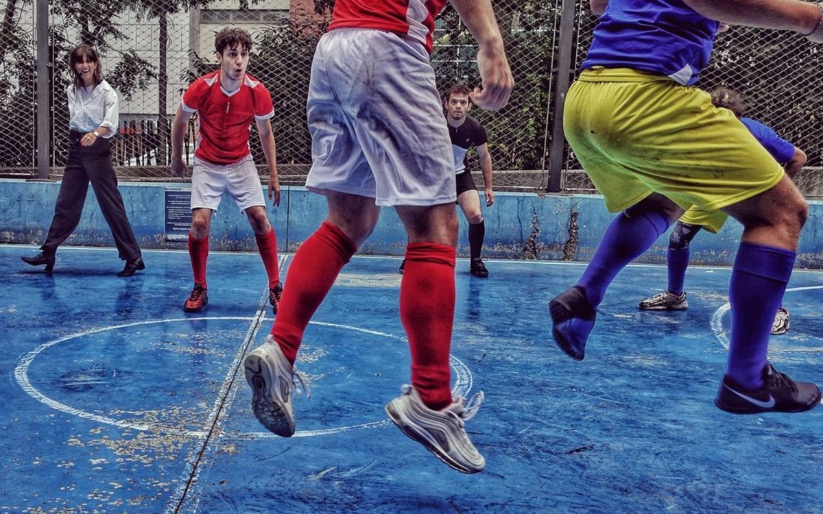 Joueurs de foot en pleine action imaginaire