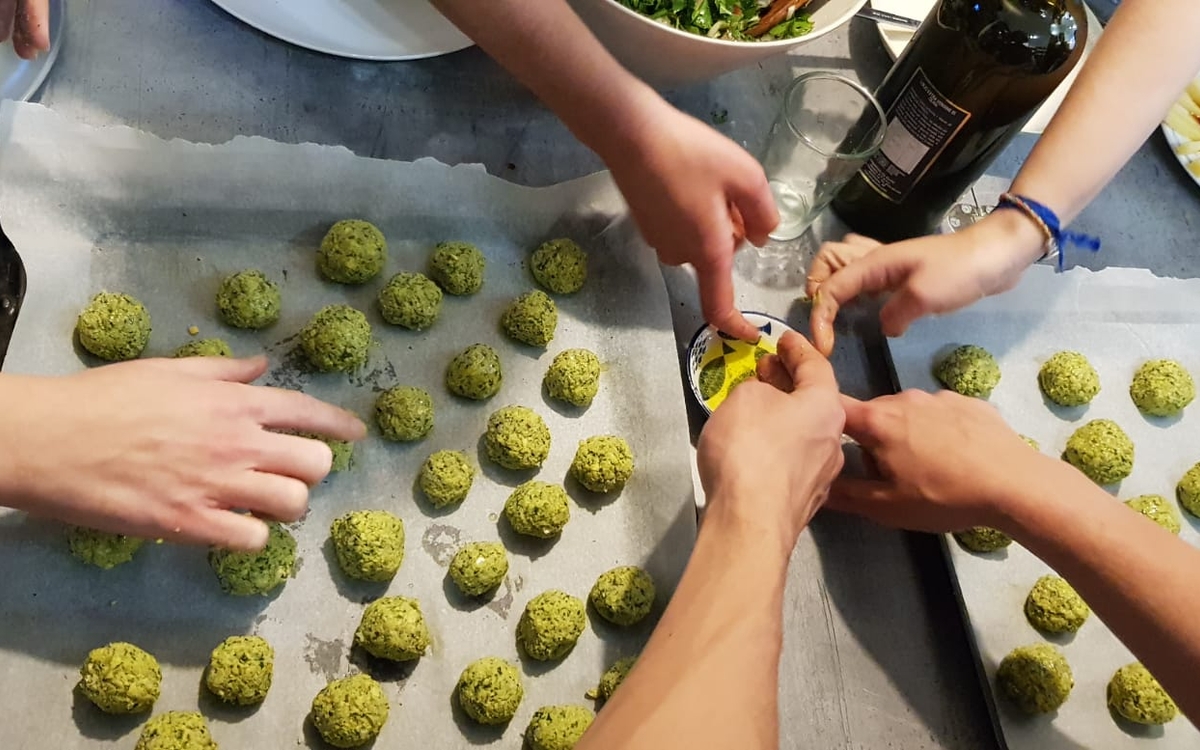 Tous les participants mettent la main à la main à la pâte