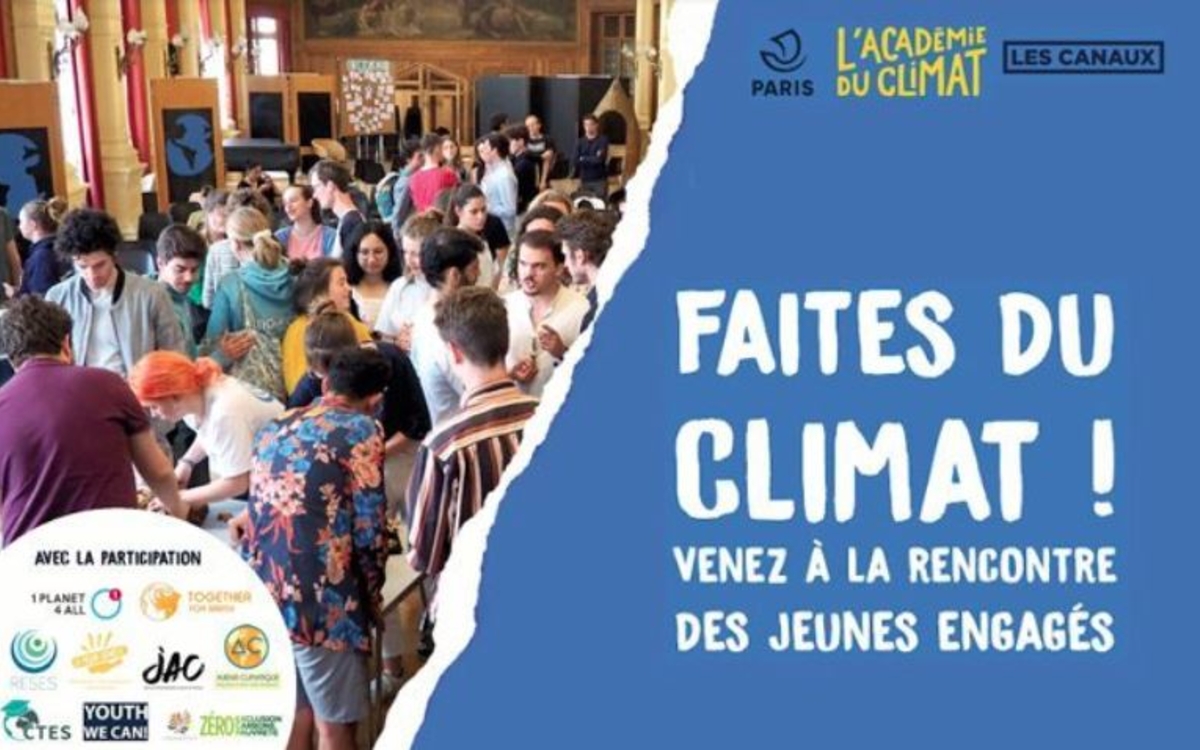 Moment de rencontres entre jeunes et moins jeunes à l'Académie du Climat dans la grande salle des Fêtes 