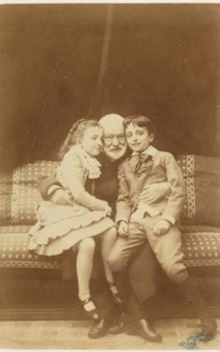 Victor Hugo avec Georges et Jeanne sur ses genoux