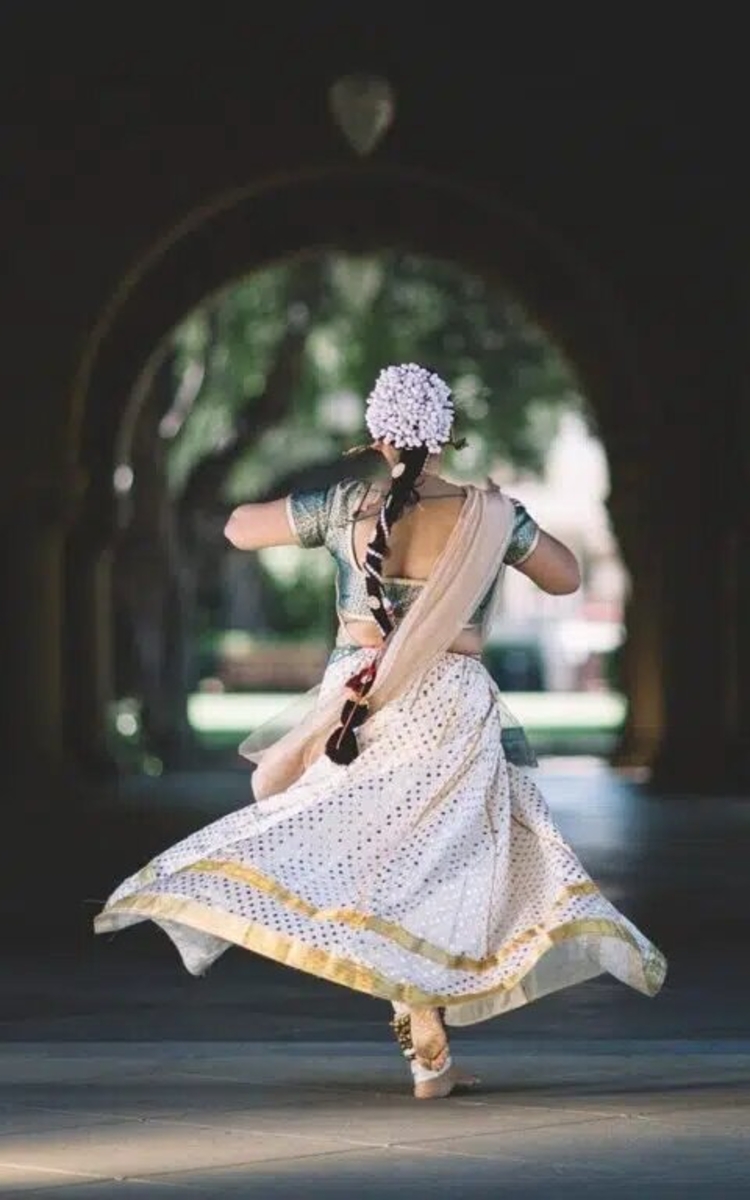 Photo d'une femme pratiquant une dance Indienne