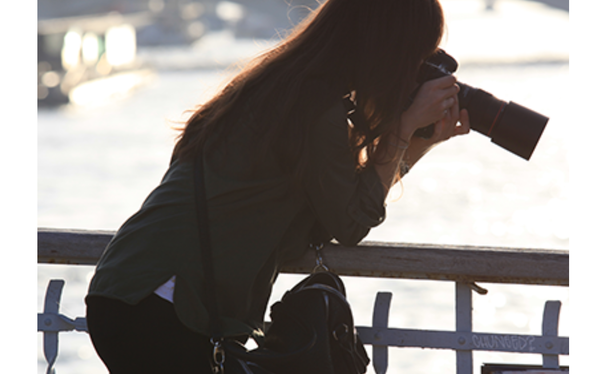 Femme en train de prendre une photo