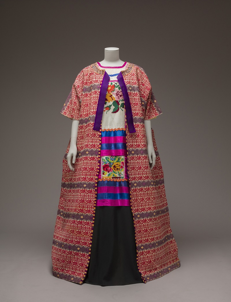 Manteau en coton guatemalais, huipil Mazatec brodé à la main et rubans de satin.