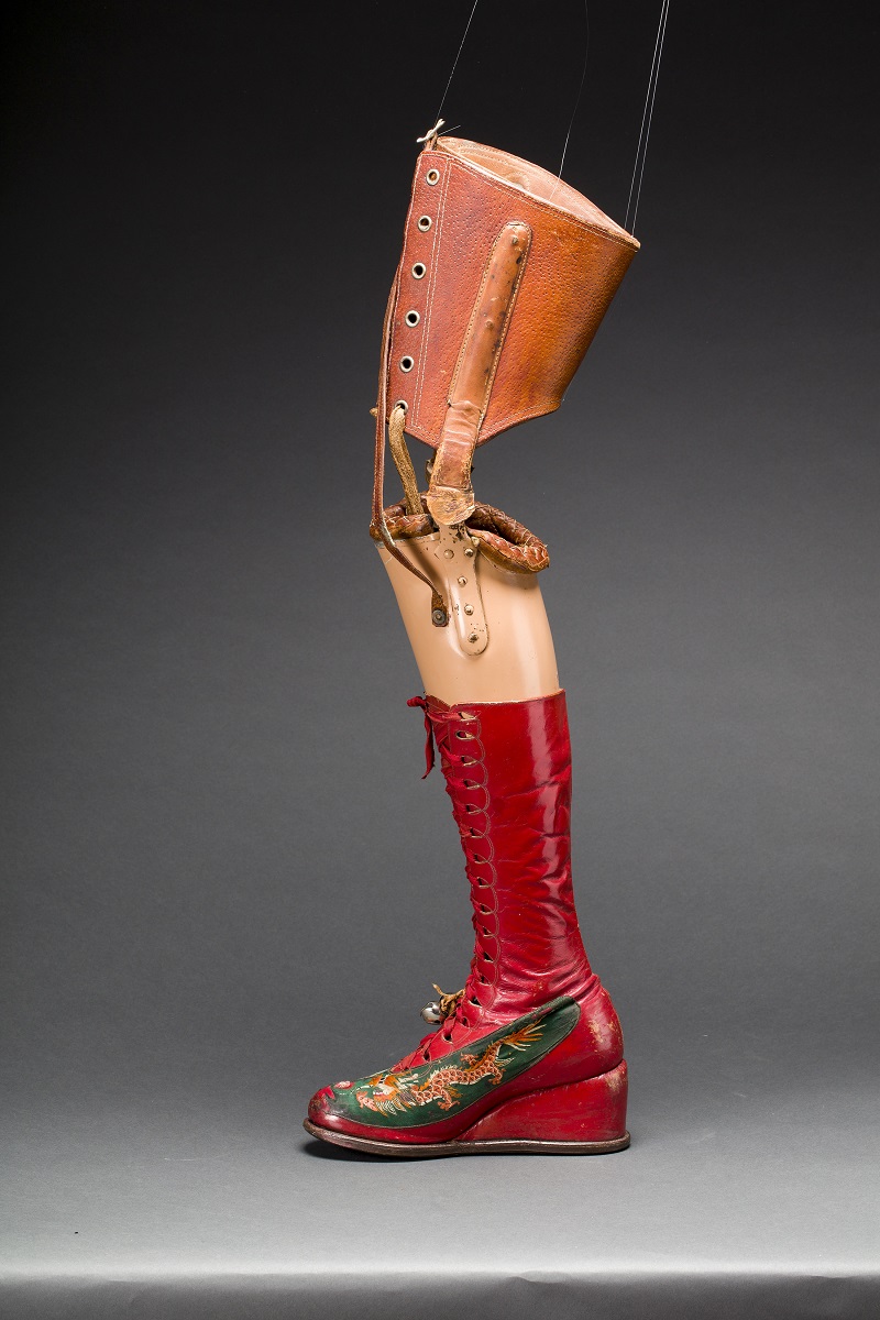 Prothèse de jambe avec botte en cuir et soie brodée de motifs chinois.