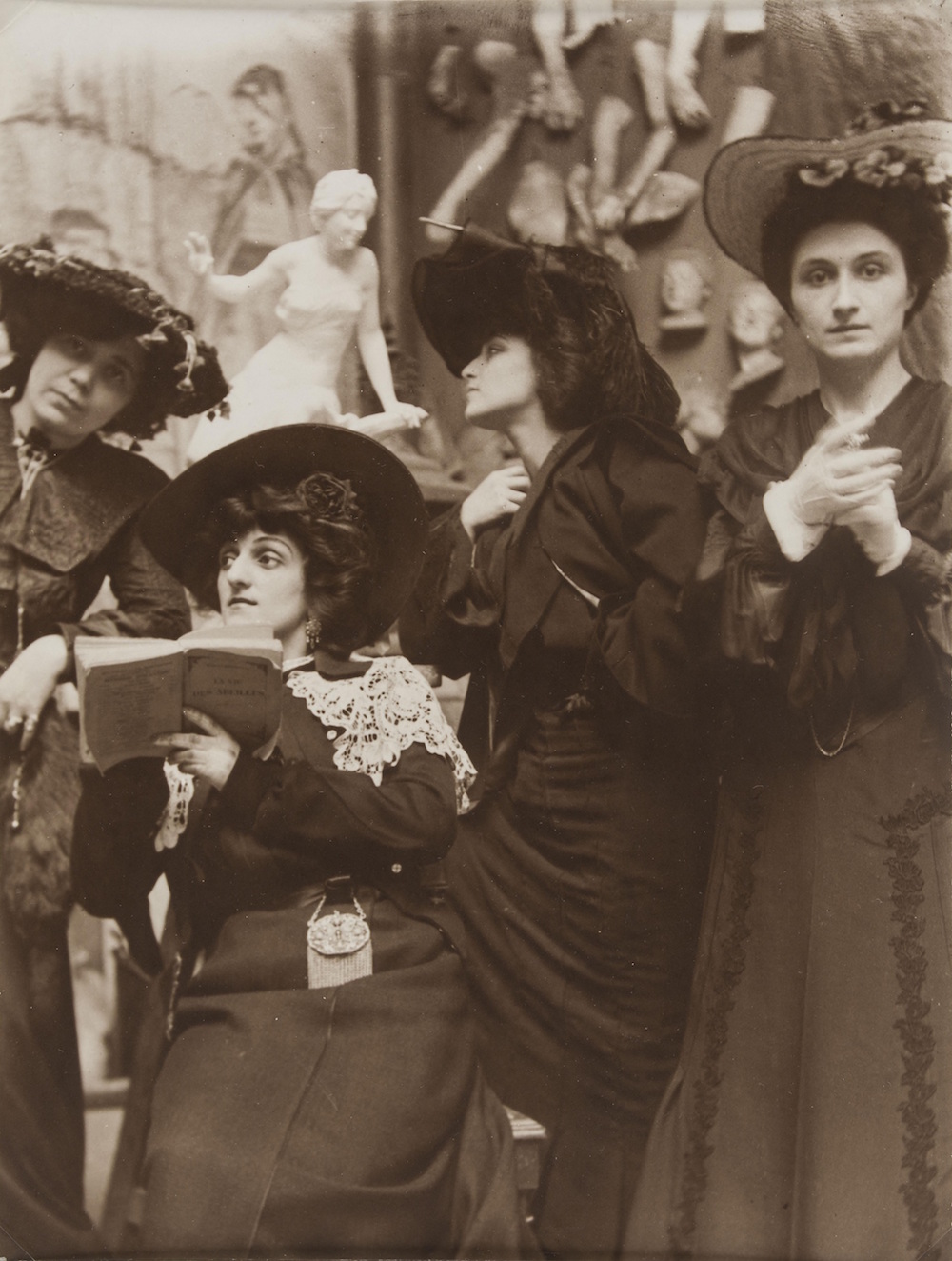 Nelly Roussel et les comédiennes de «Par la révolte». Pièce écrite en 1903 [Paris, Salle des Sociétés savantes, 1er mai 1903] 