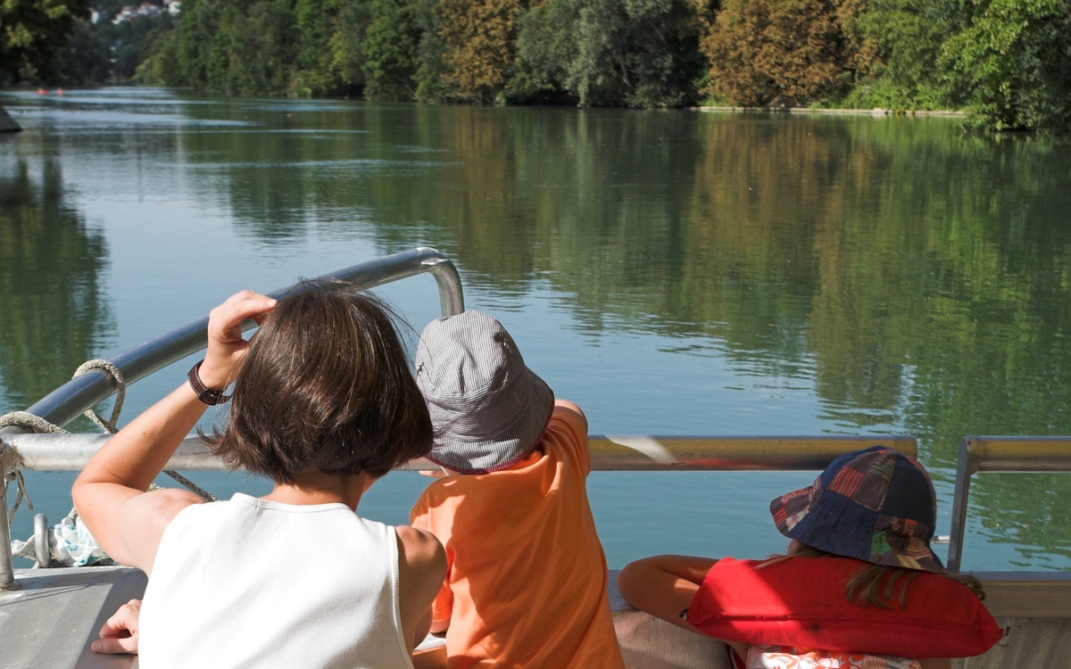 enfant bateau croisière rivière