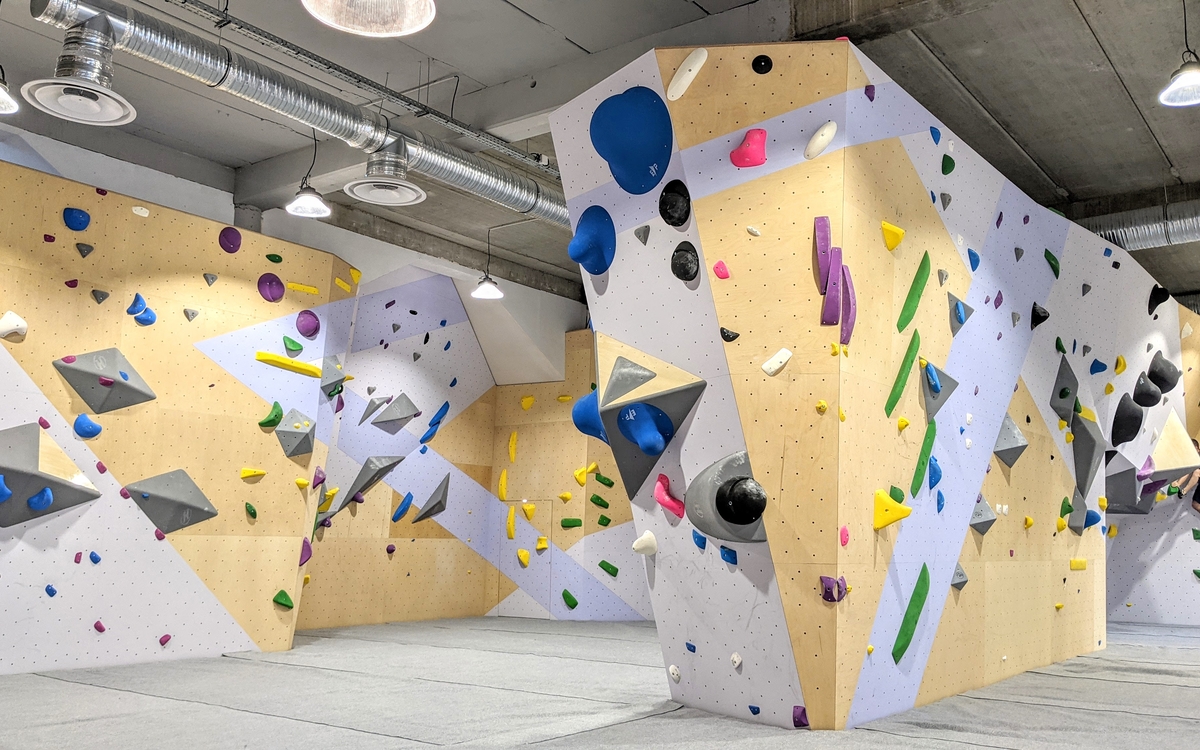 Salle d'escalade avec différents blocs 