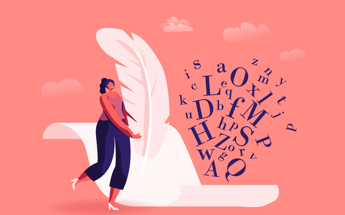 Femme debout écrivant avec une plume plus grande qu'elle sur fond rose