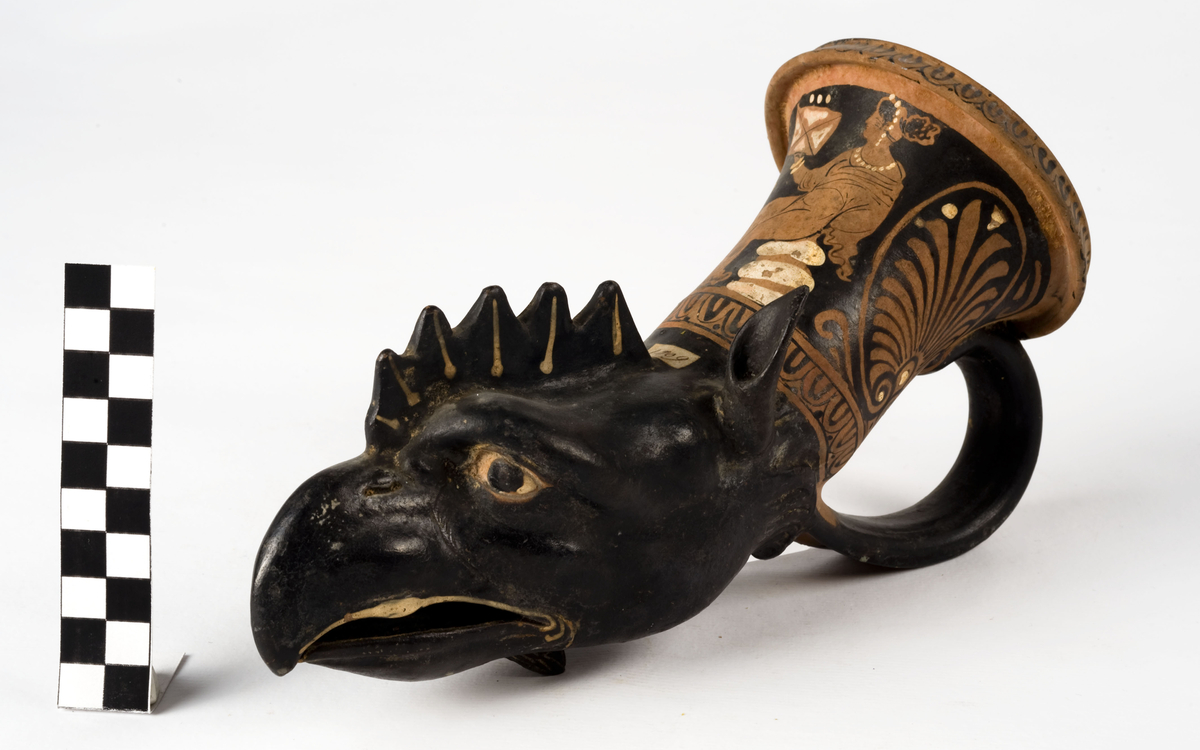 Rhyton apulien à figures rouges à tête de griffon, Musée National Jatta