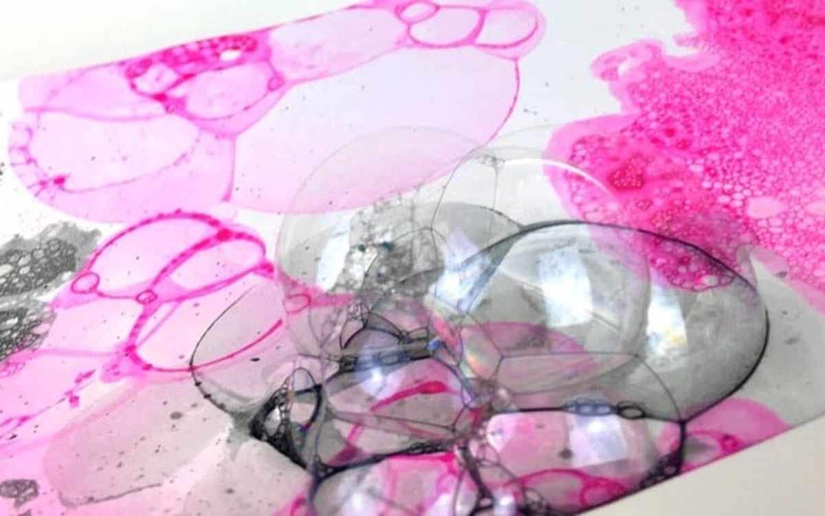 des bulles d'air colorée créent des formes sur le papier