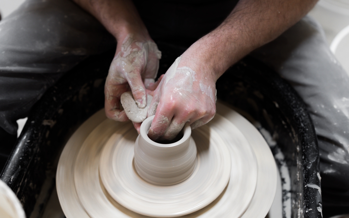 apprenti au tour de potier