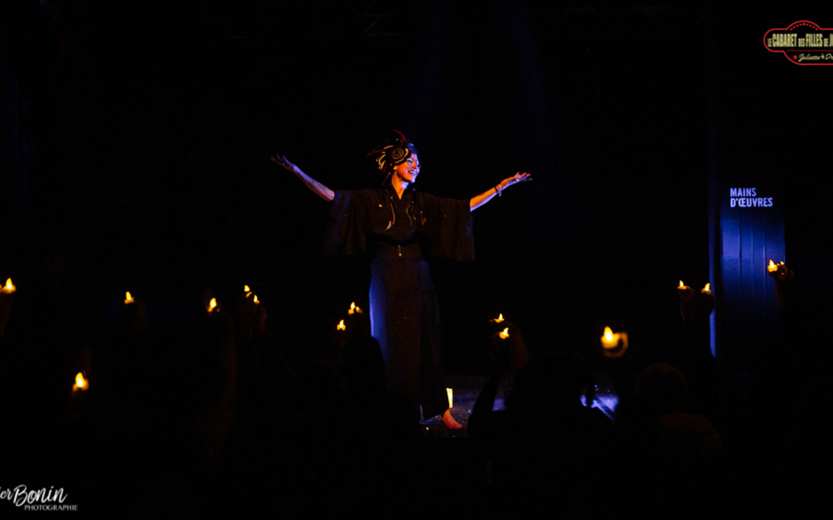 Juliette Dragon en maîtresse de cérémonie du Cabaret païen 2021 de l'Ecole des Filles de JOie
