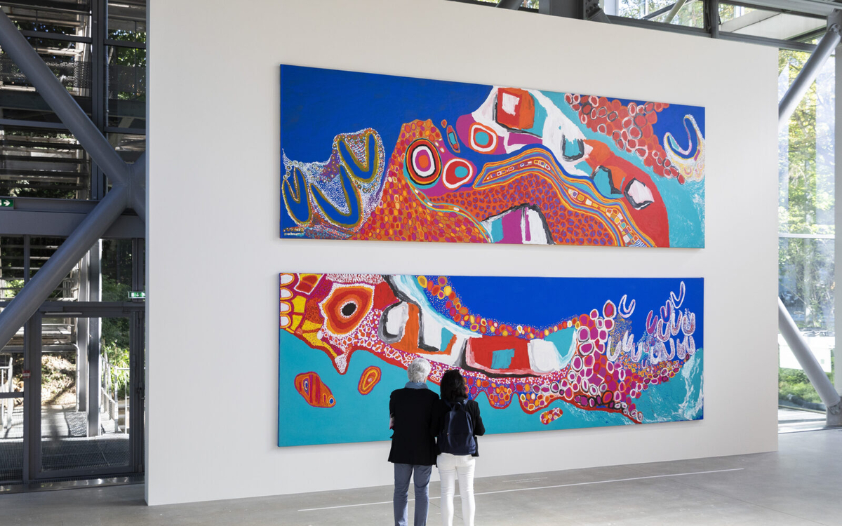 Vue de l'exposition, Mirdidingkingathi Juwarnda Sally Gabori, Fondation Cartier pour l’art contemporain, Paris, 2022. 