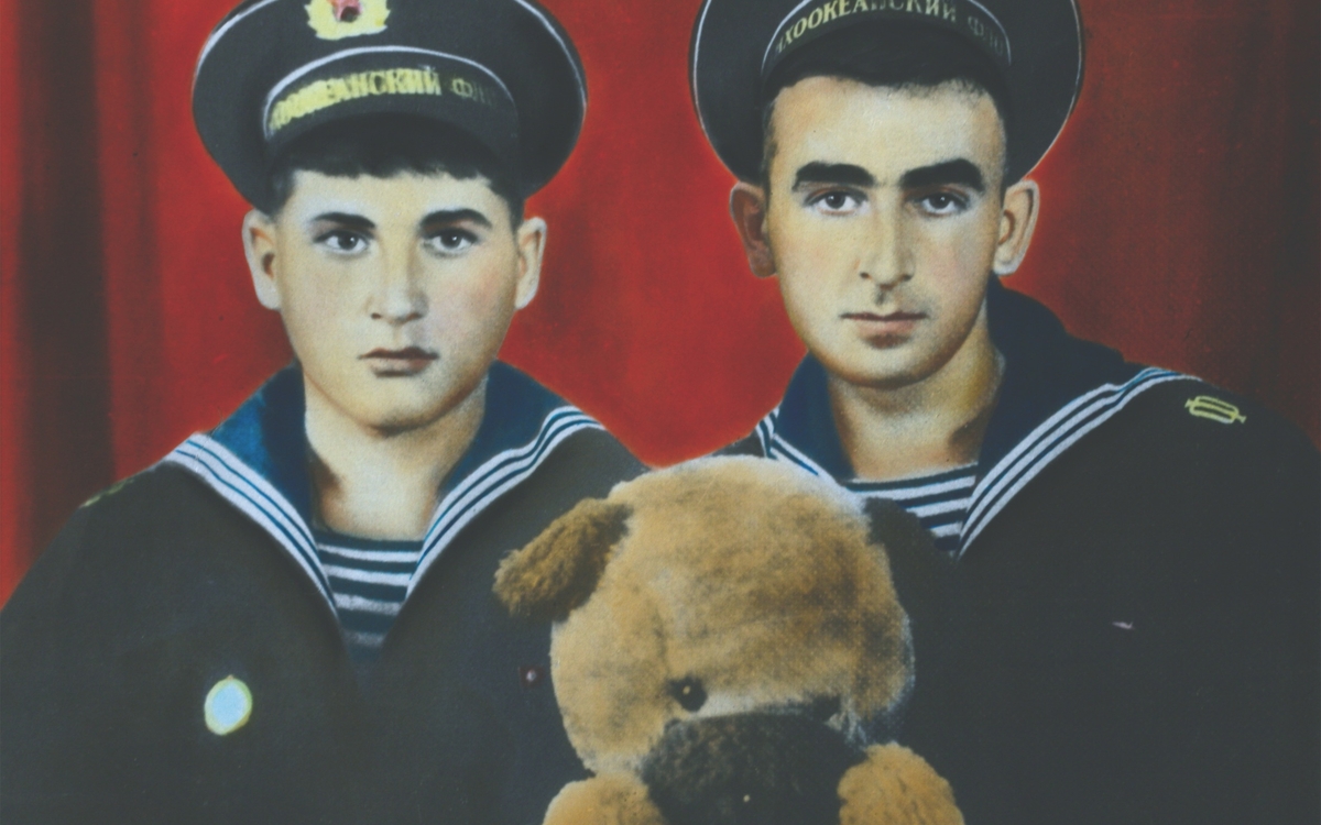 De la série « Luriki » (Colored Soviet Portrait), 1971-85. Photographie noir et blanc colorisée à la main, 61 x 81 cm 