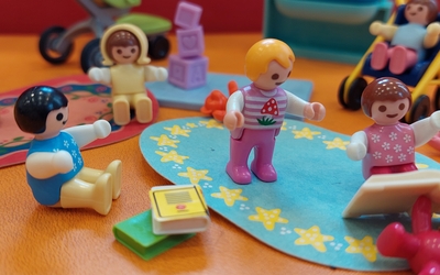 playmobils bébés lisant des livres