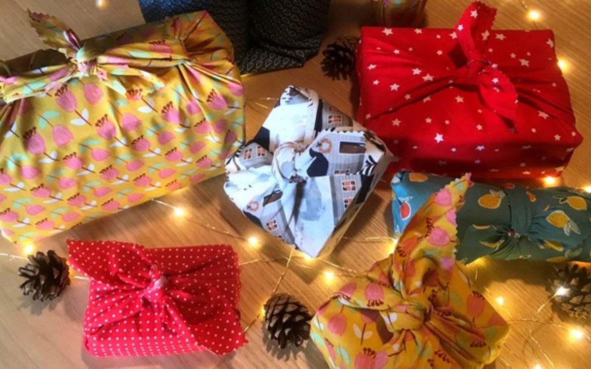 cadeaux de Noël emballés à l'aide de tissu furoshiki