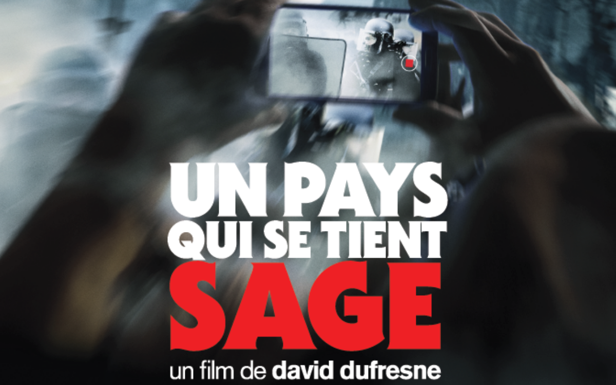 Mains qui tiennent un portable pour filmer la rue. Titre du film "Un pays qui se tient sage"indiqué