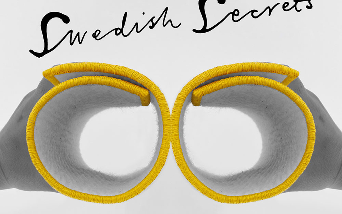 Photographie sur laquelle on voit des mains qui tiennent deux morceaux de tissu en forme de jumelles