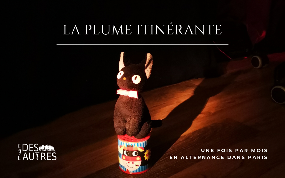 Un parquet sombre. Au milieu, une petite peluche de chat noir avec un noeud papillon, assis sur une boite à meuh. En bas à gauche, le logo de la Compagnie des Autres. En bas à droite le texte : "une fois par mois en alternance dans Paris.". En haut, centré, le texte "La Plume Itinérante". 