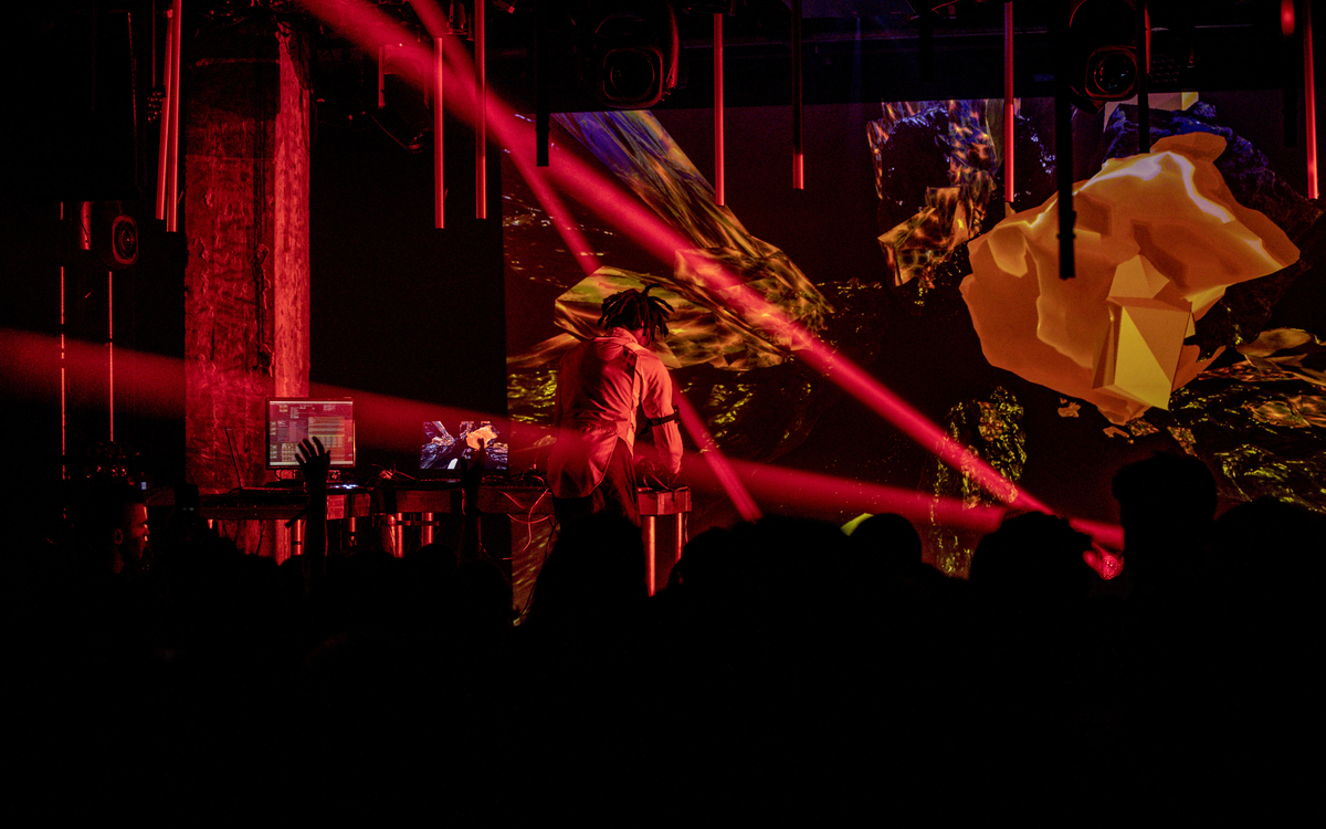 NSDOS, Live A/V - Festival MUTEK, 2022 - crédit photo Frédérique Ménard Aubin