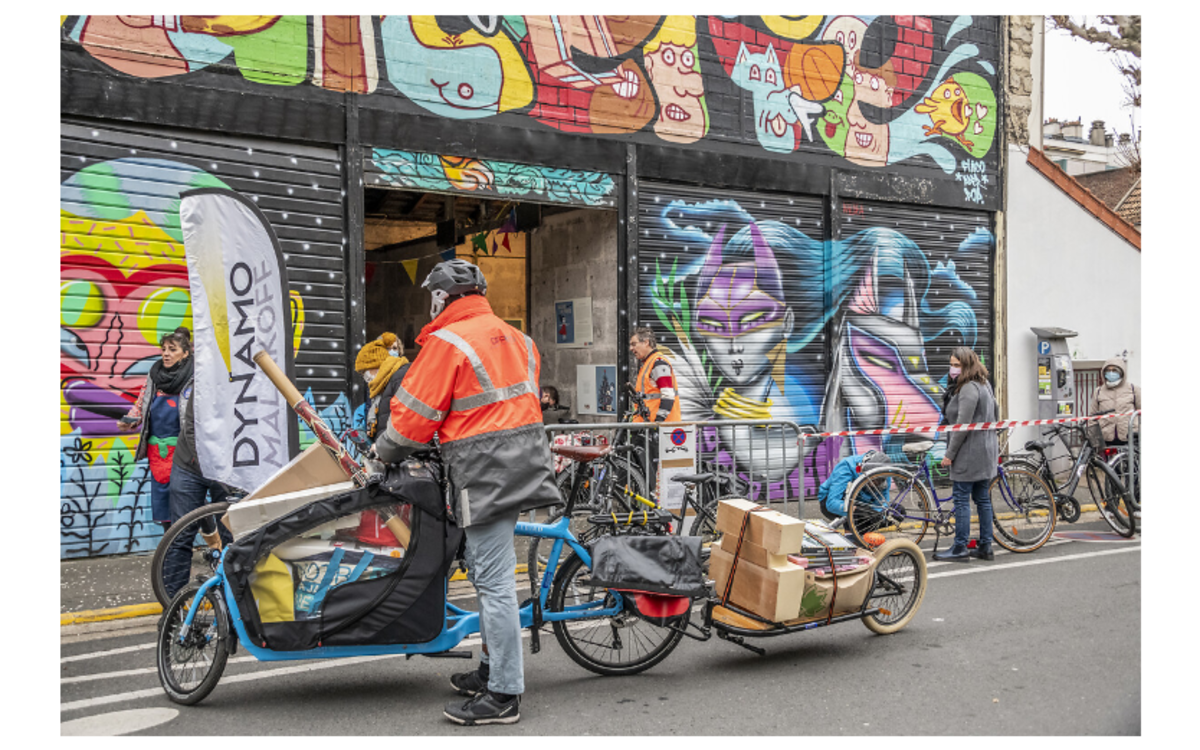 Atelier de réparation de vélo par l'association Dynamo Malakoff devant la ressourcerie.